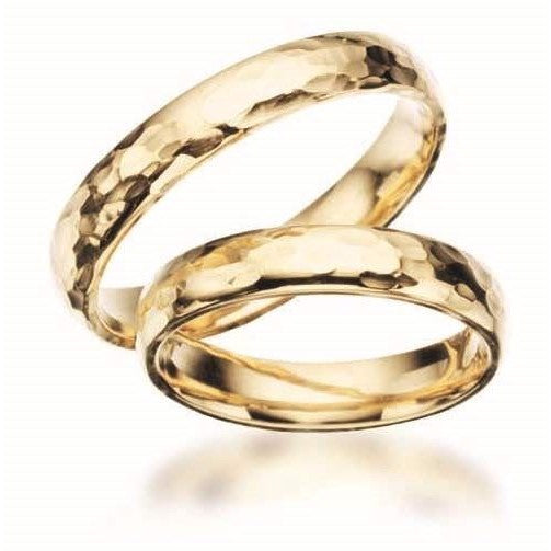 Scrouples H serie vielsesringe i 14 karat guld med 4 mm bred banket overflade.